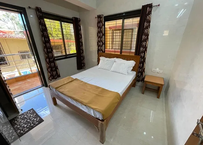 Cozy Stays- Trackside Villa