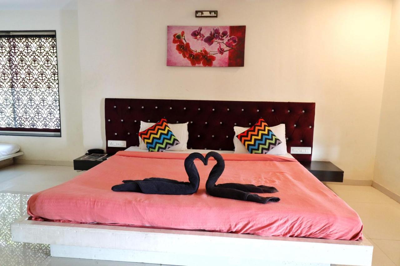 Monsoon Lake Hotel 3*