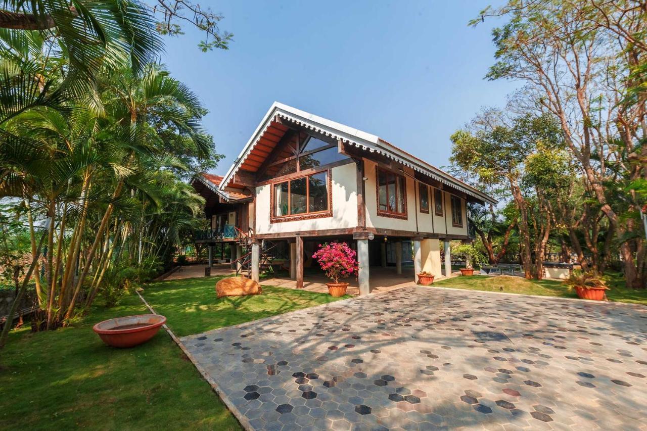 Villa Aranyam By Stayvista With Modern Wooden Interiors, Kidszone, Indoor Games & Plunge Pool