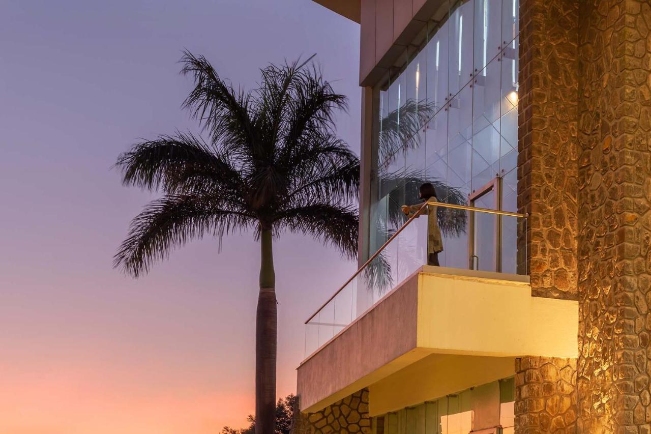 Stayvista's Emerald Acres: Luxury Retreat With Heated Pool & Scenic Views Lonavala