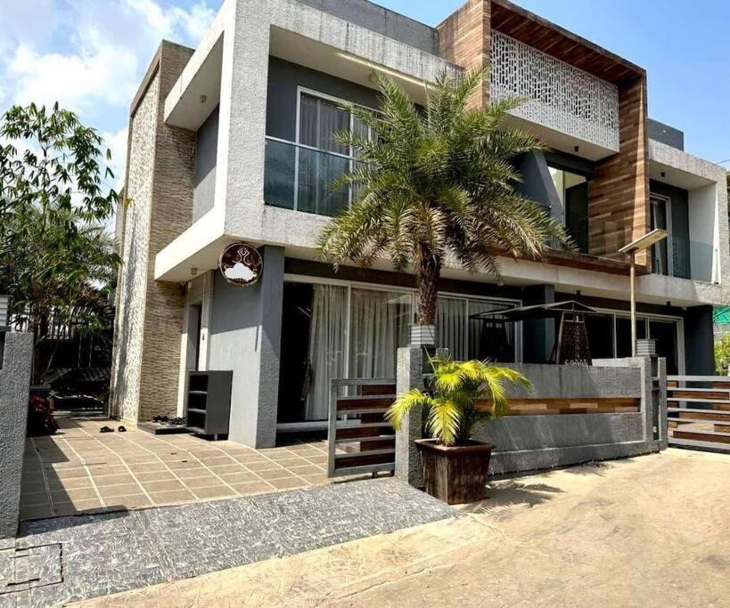 Hammerzz - The Luxury Villa