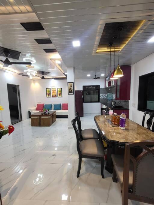 The Perfect Stays Umang Apartment *