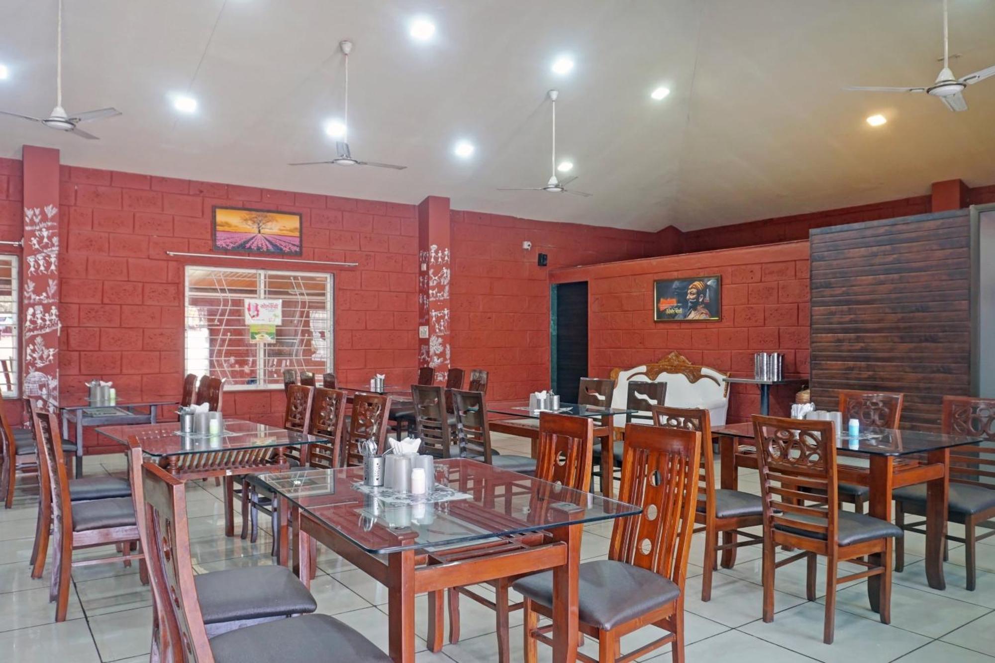 Oyo Sumant Palace Hotel