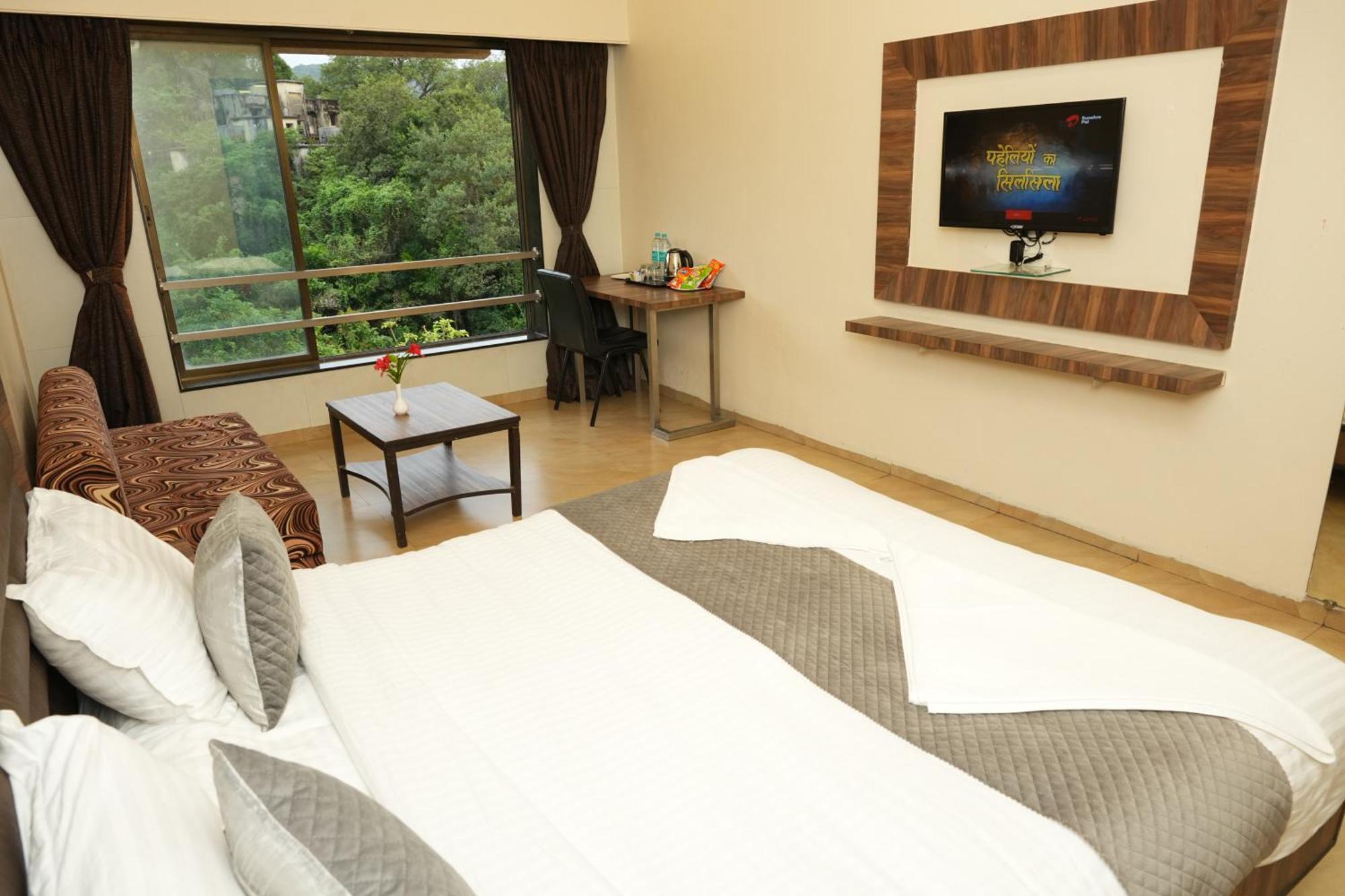 Hotel Lalit By Royalstay 3*
