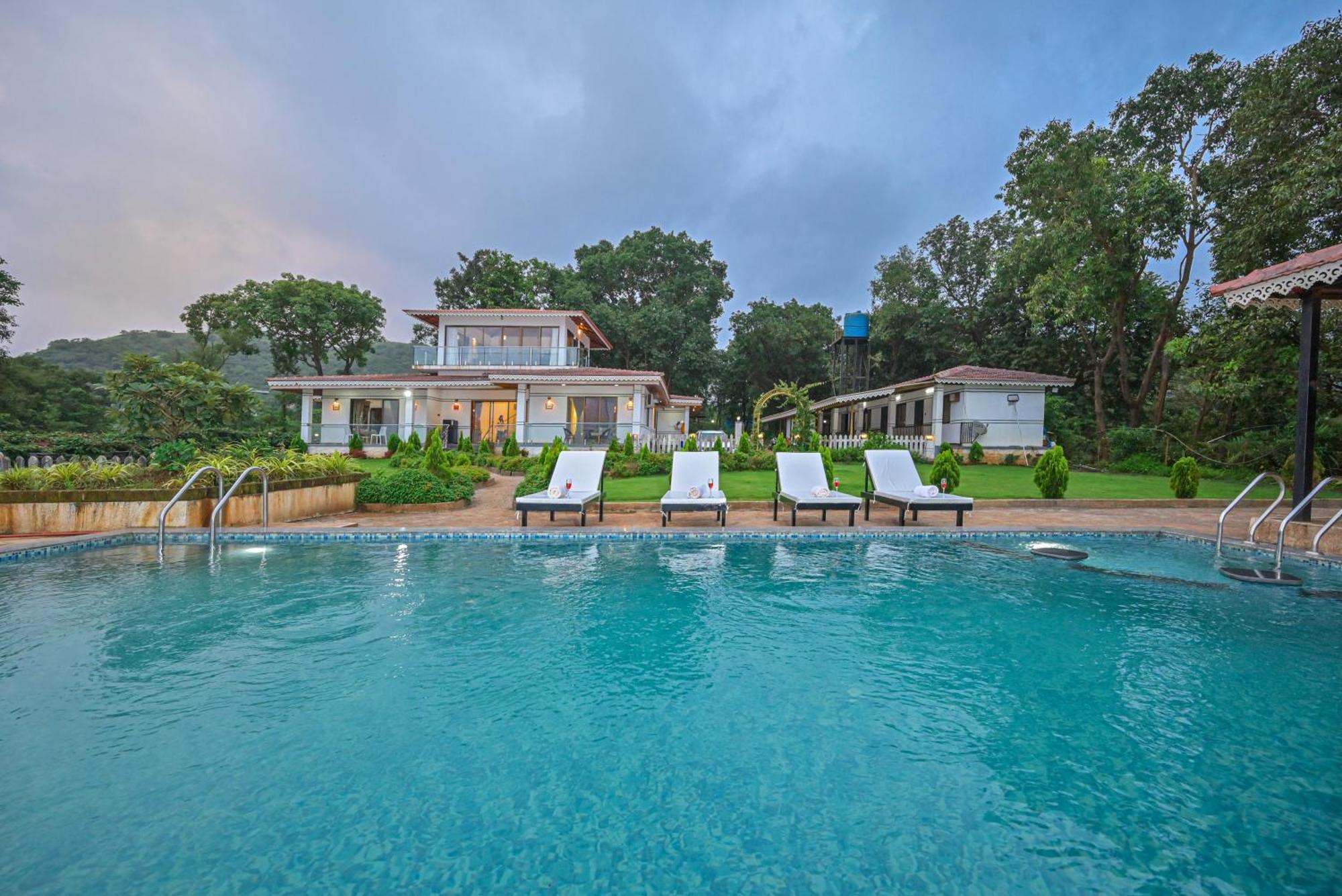 Holiday home Lifeline - Exquisite Pawna Lakeview Estate With Expansive Infinity Pool *