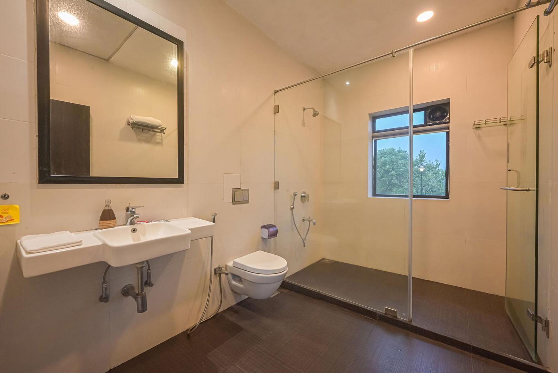 Villa Stayvista's Mansion - Lakeside With Mountain View, Large Pool & Sprawling Lawn Lonavala