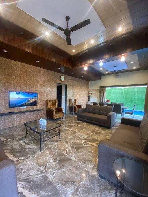 Villa Mount 5 Bhk Luxurious With Private Pool And Full Size Cricket Football Turf *