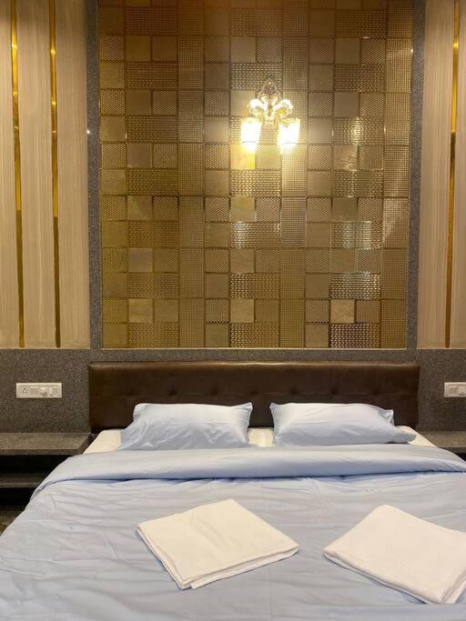 Mount 5 Bhk Luxurious With Private Pool And Full Size Cricket Football Turf Villa *