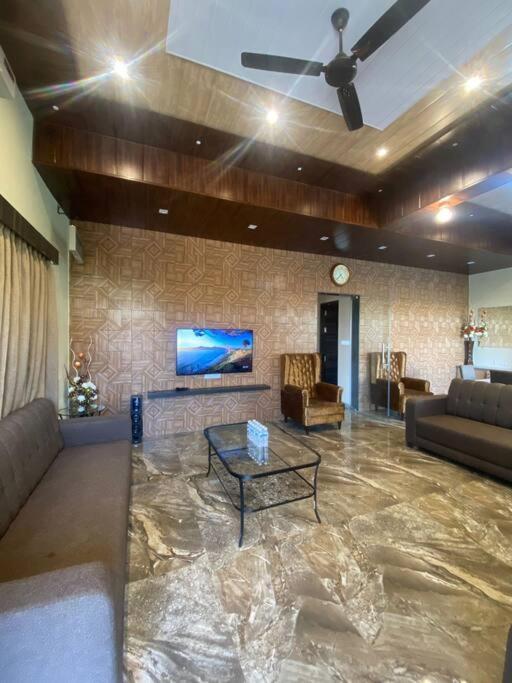 Mount 5 Bhk Luxurious With Private Pool And Full Size Cricket Football Turf * Lonavala