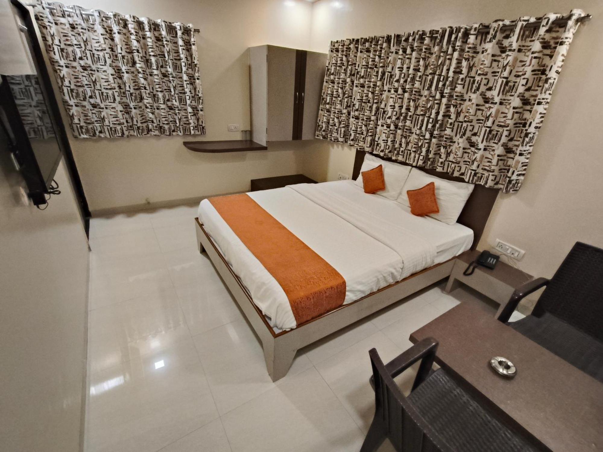 Mangal Residency !! 600 Mts From Railway Station !! Couple Friendly !! 3*