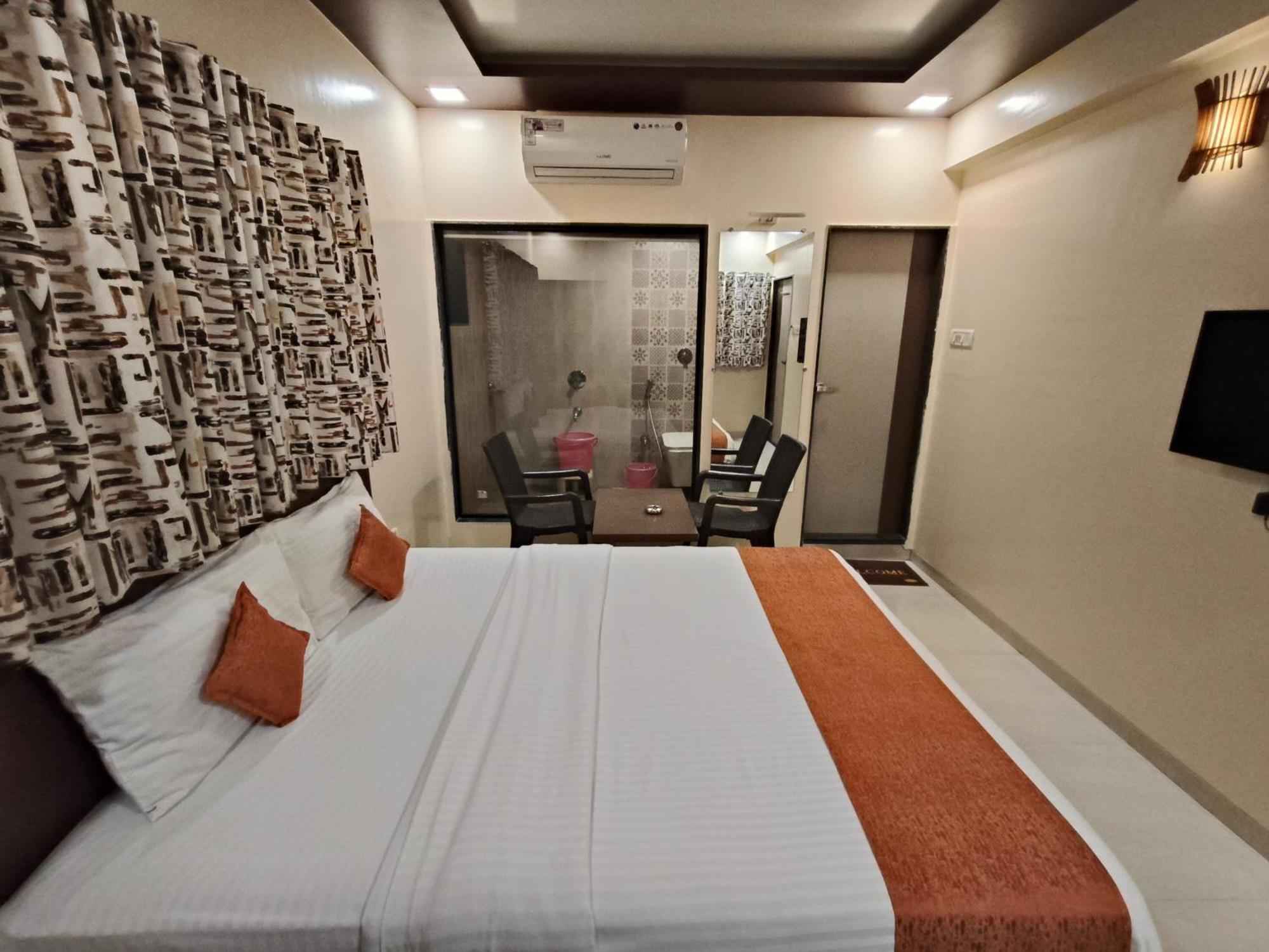 Mangal Residency !! 600 Mts From Railway Station !! Couple Friendly !! Lonavala
