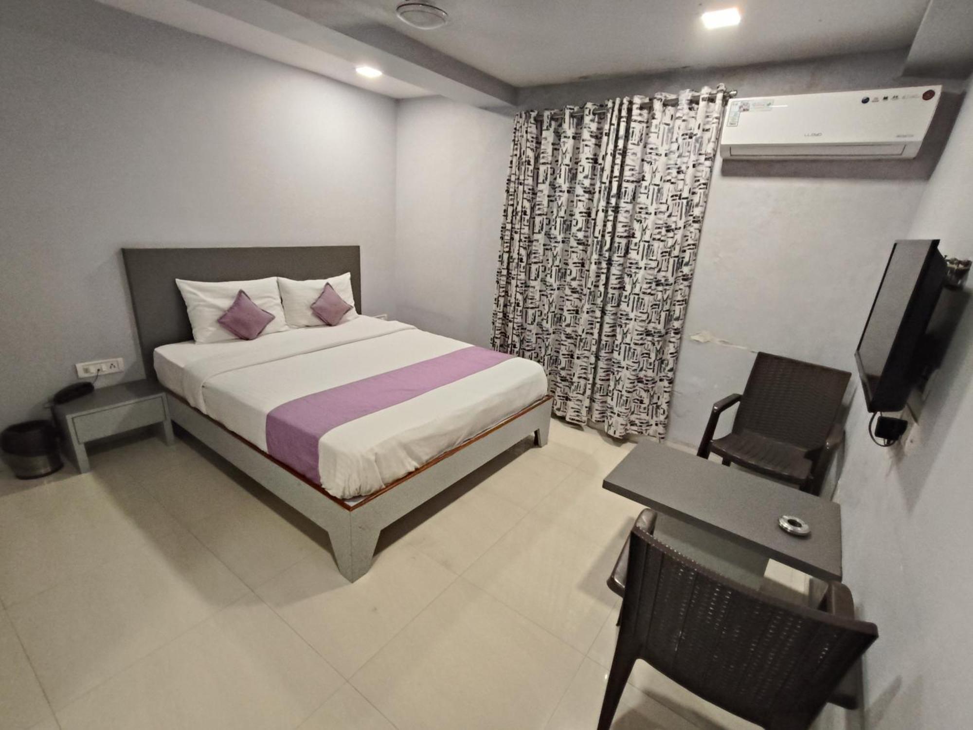 Mangal Residency !! 600 Mts From Railway Station !! Couple Friendly !!