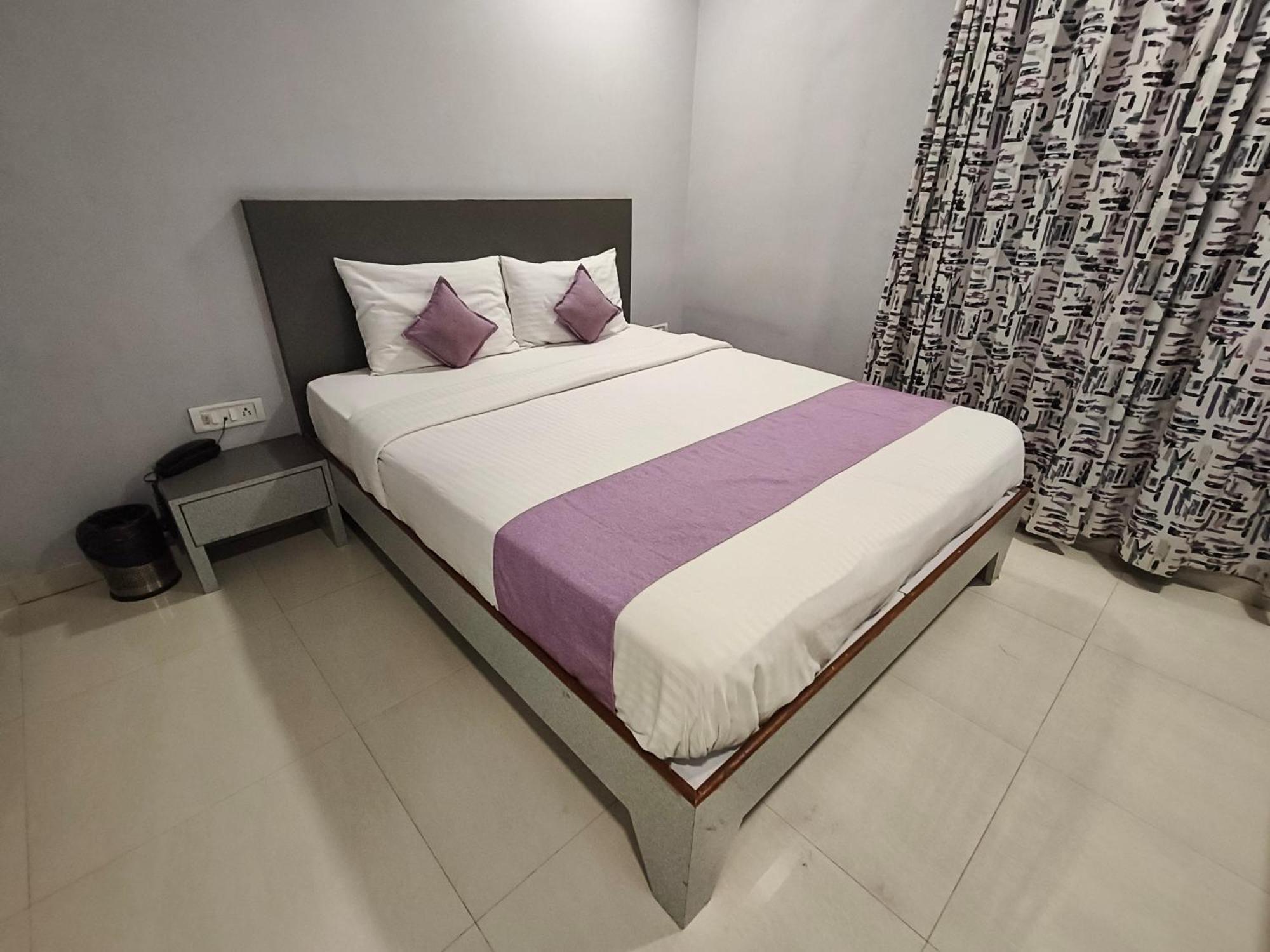 Mangal Residency !! 600 Mts From Railway Station !! Couple Friendly !! 3* Lonavala