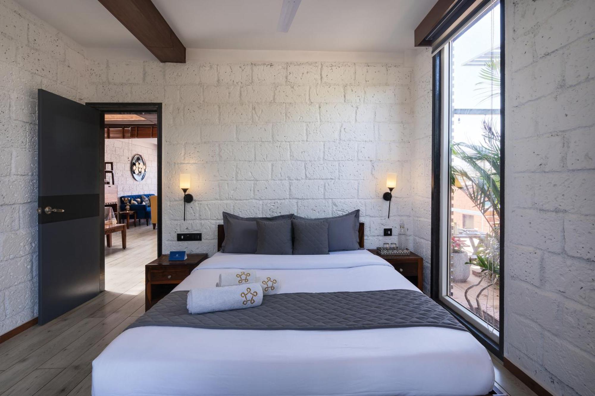 Saffronstays Hobbes Villa *