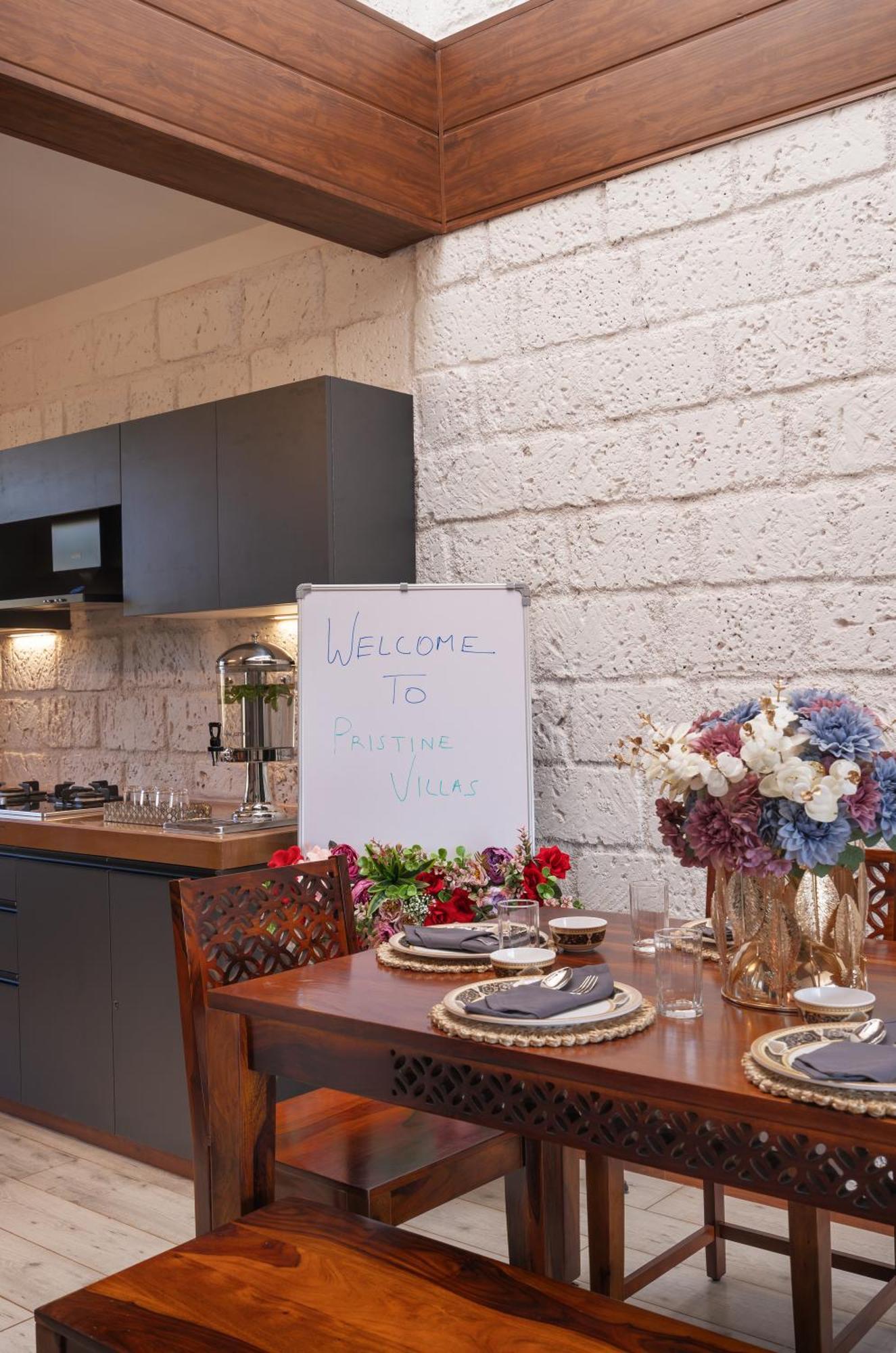 Saffronstays Hobbes Villa *