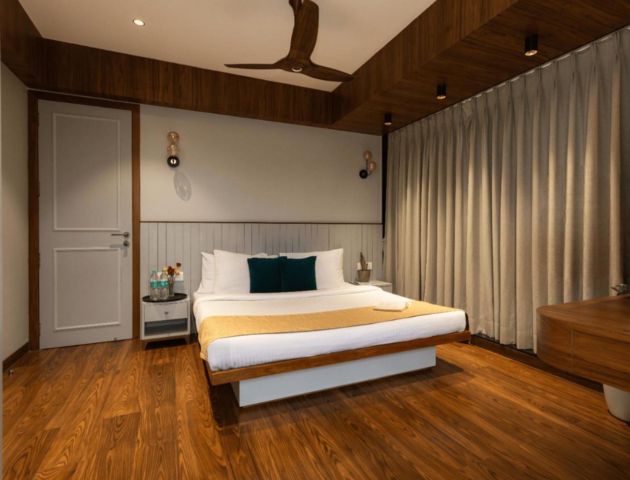 Seven Sands I Oak Wood I Pvt Pool - 2 Bhk Duplex Apartment Lonavala