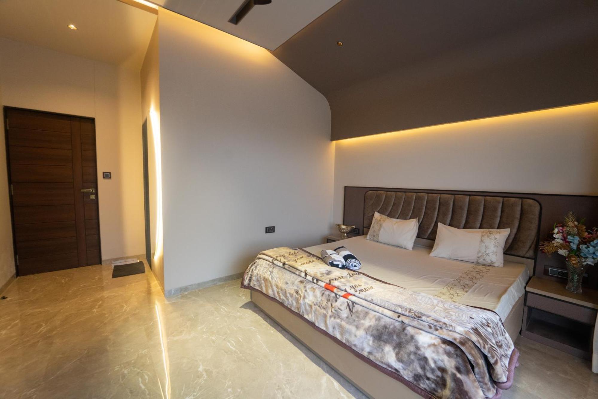 Villa Royal - 6bhk Luxury With Heated Pool And Turf Lonavala