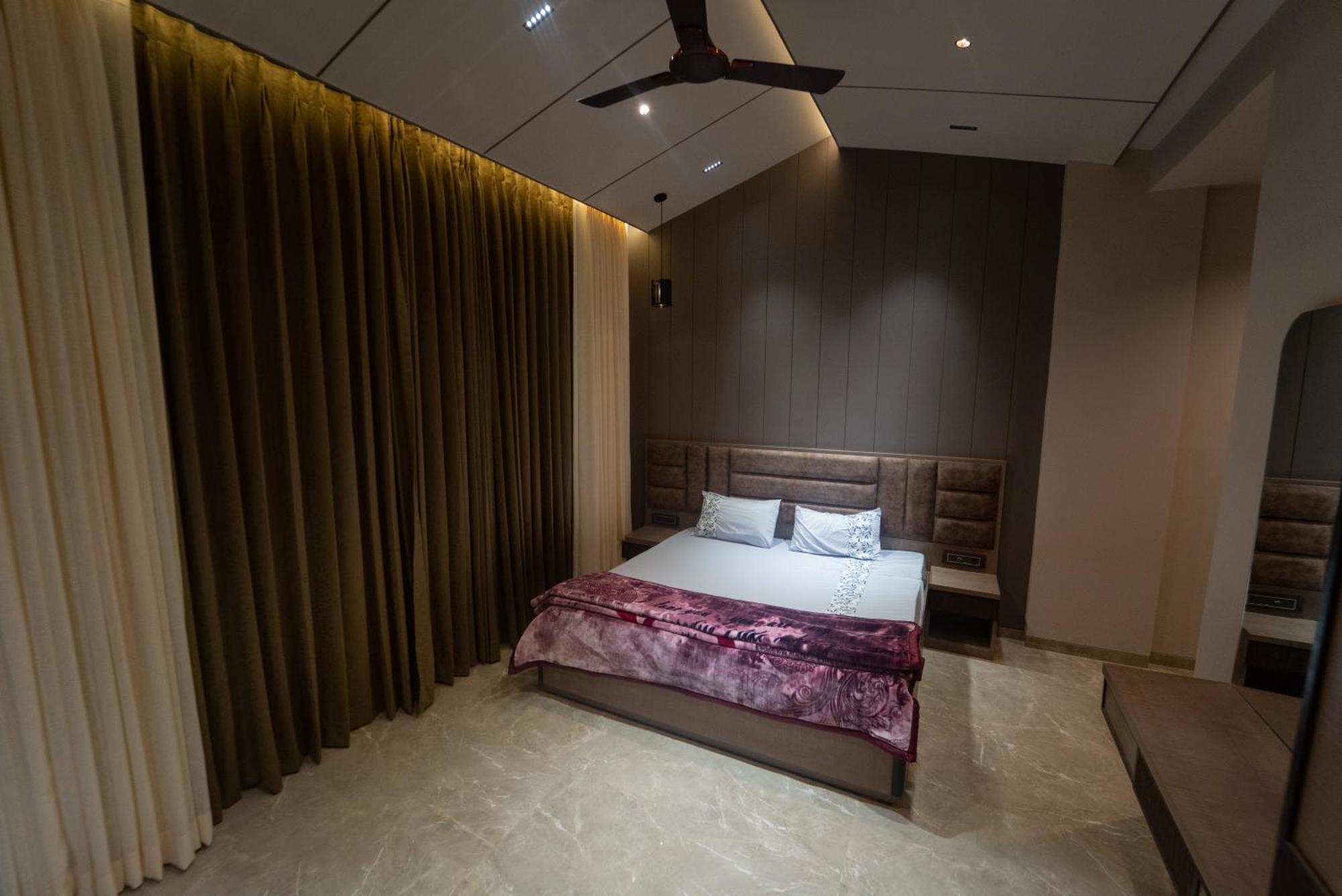 Royal - 6bhk Luxury With Heated Pool And Turf Villa *