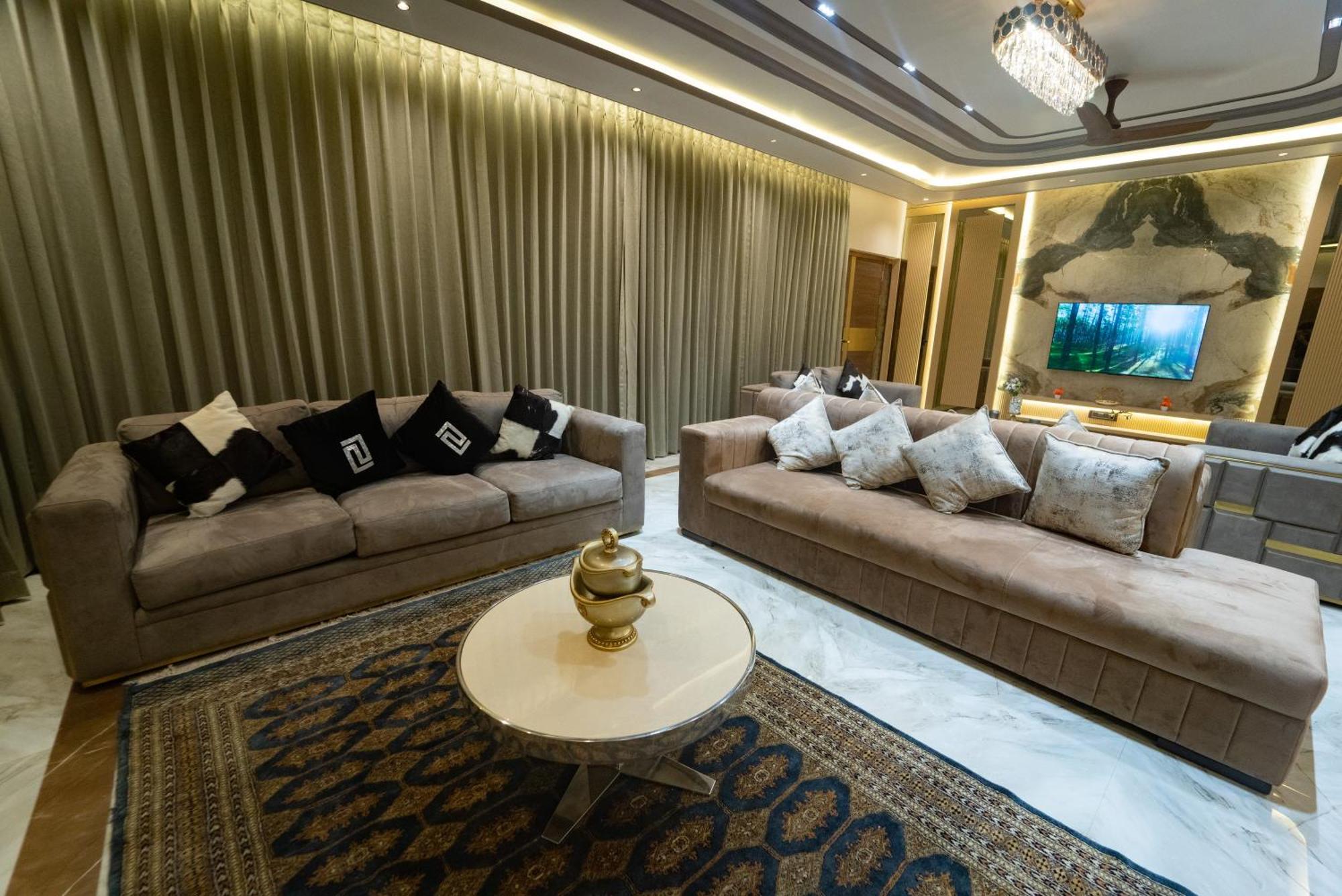 Villa Royal - 6bhk Luxury With Heated Pool And Turf Lonavala