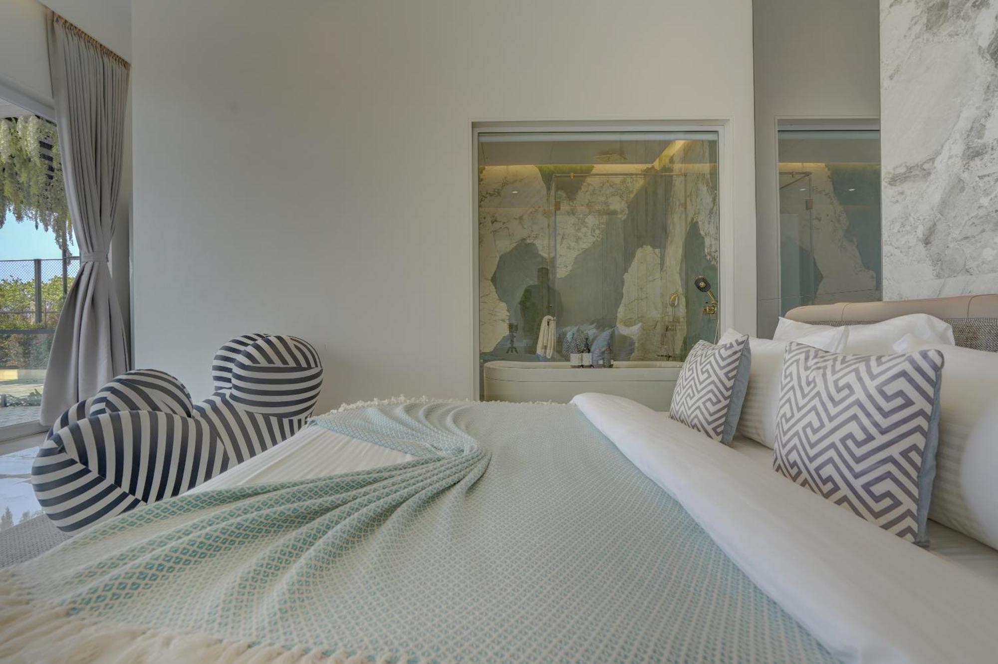 Elivaas Meraki - Luxe 6 Bhk Glass With Private Pool, Balcony, Garden & Gazebo Villa