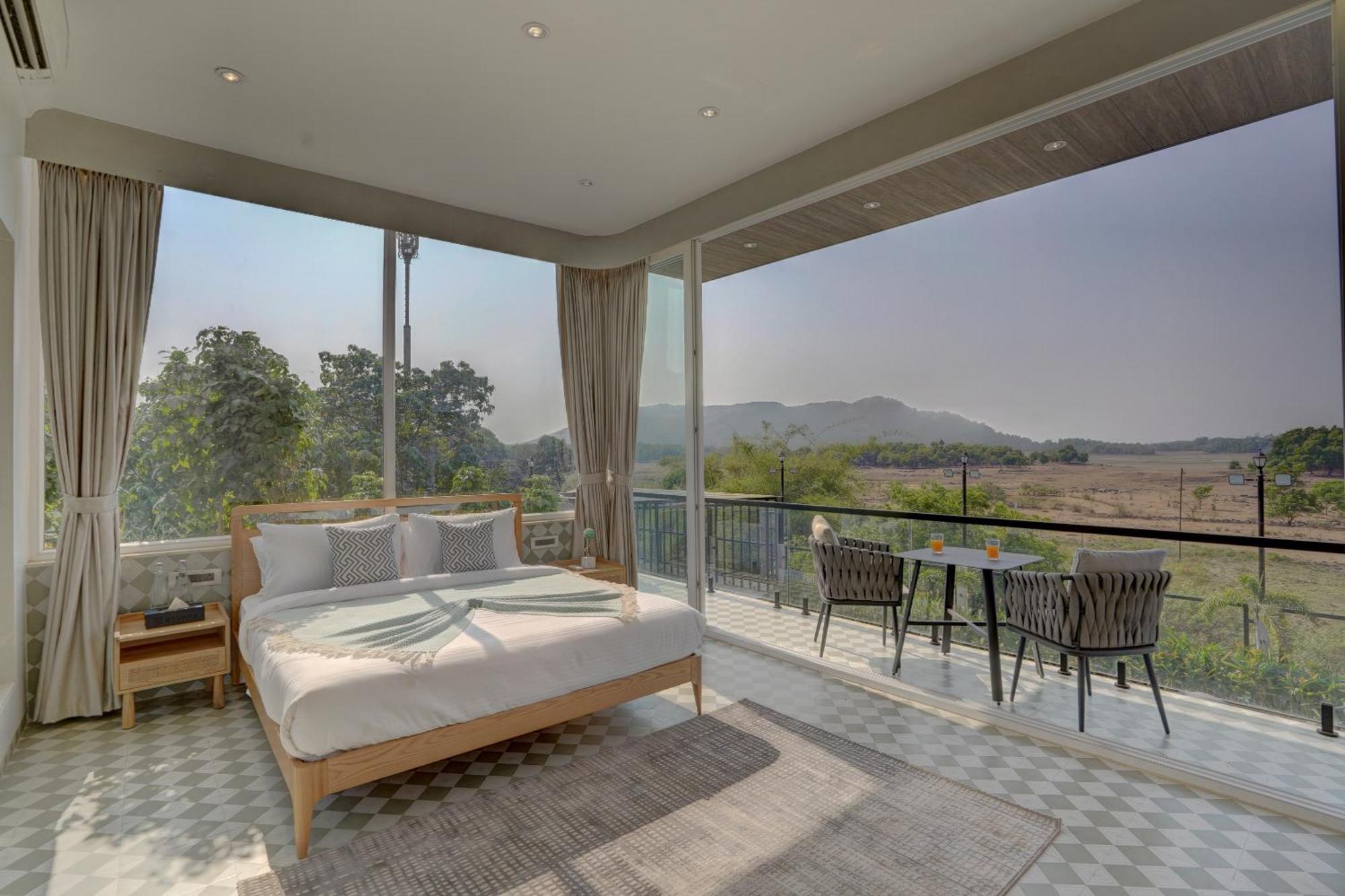 Elivaas Meraki - Luxe 6 Bhk Glass With Private Pool, Balcony, Garden & Gazebo Villa *