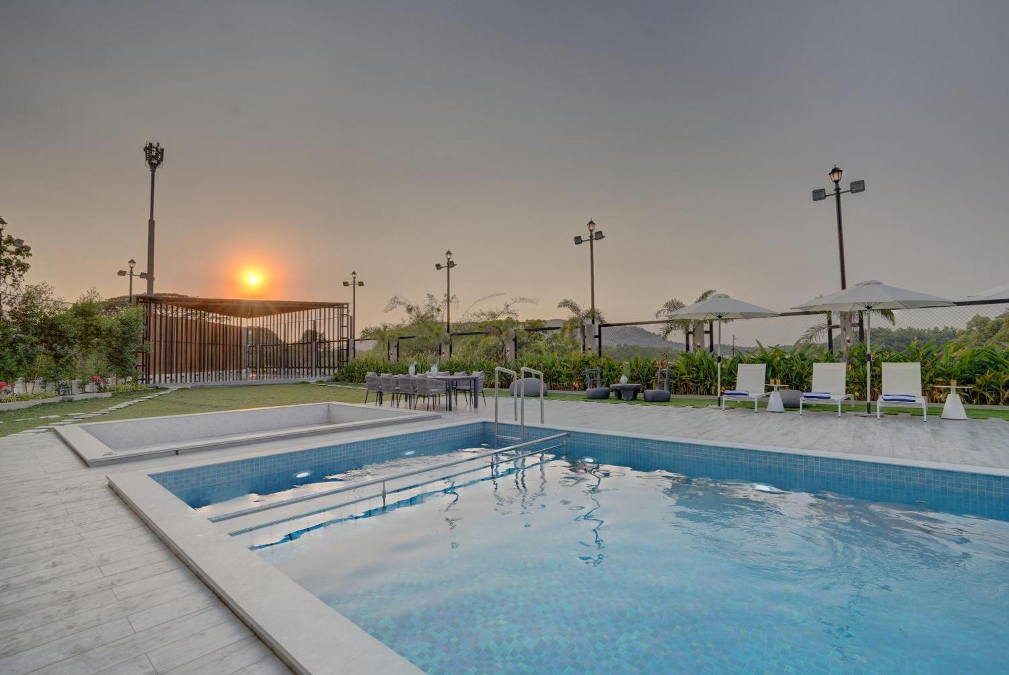 Villa Elivaas Meraki - Luxe 6 Bhk Glass With Private Pool, Balcony, Garden & Gazebo *