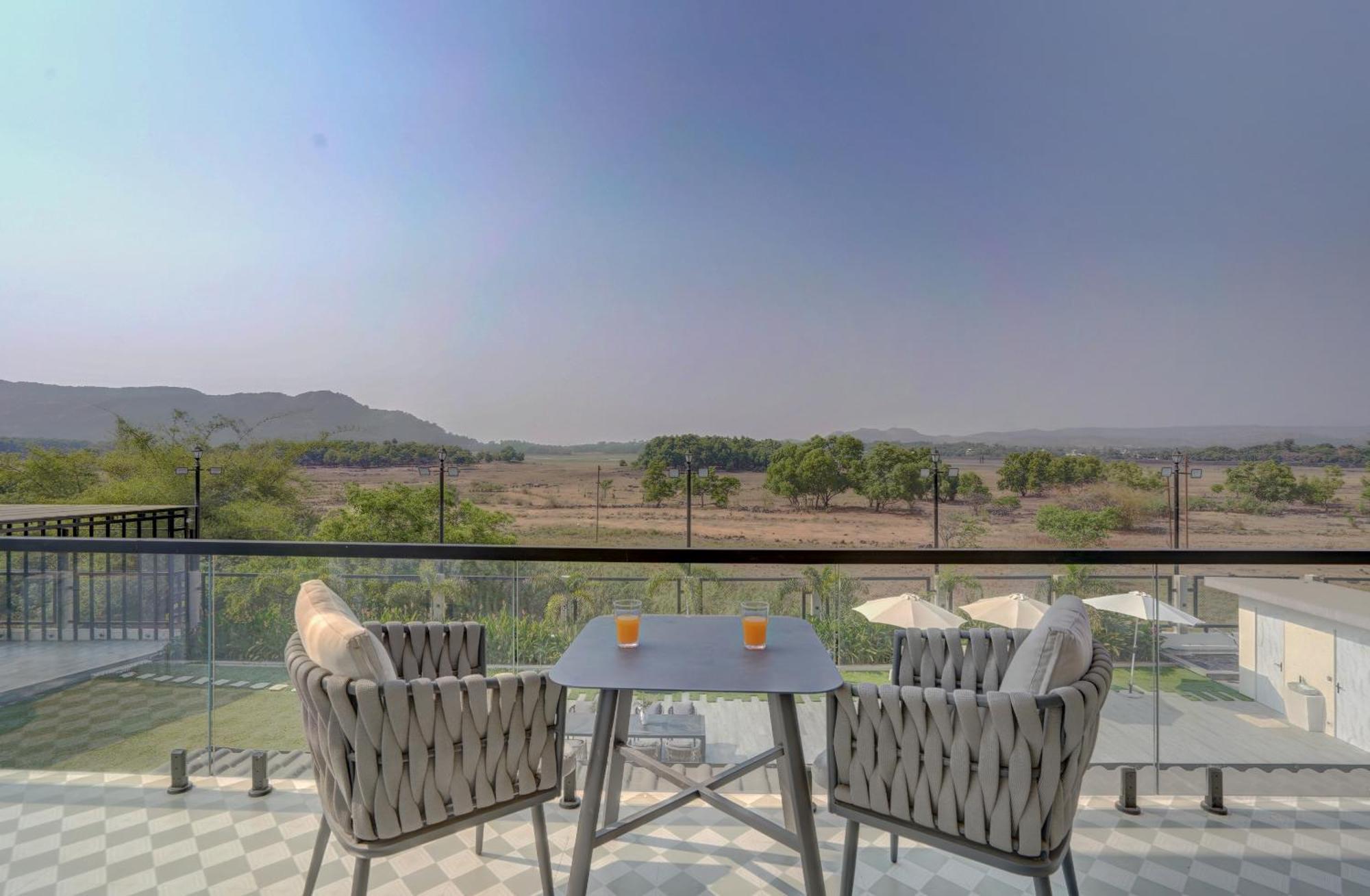 Elivaas Meraki - Luxe 6 Bhk Glass With Private Pool, Balcony, Garden & Gazebo Villa Lonavala