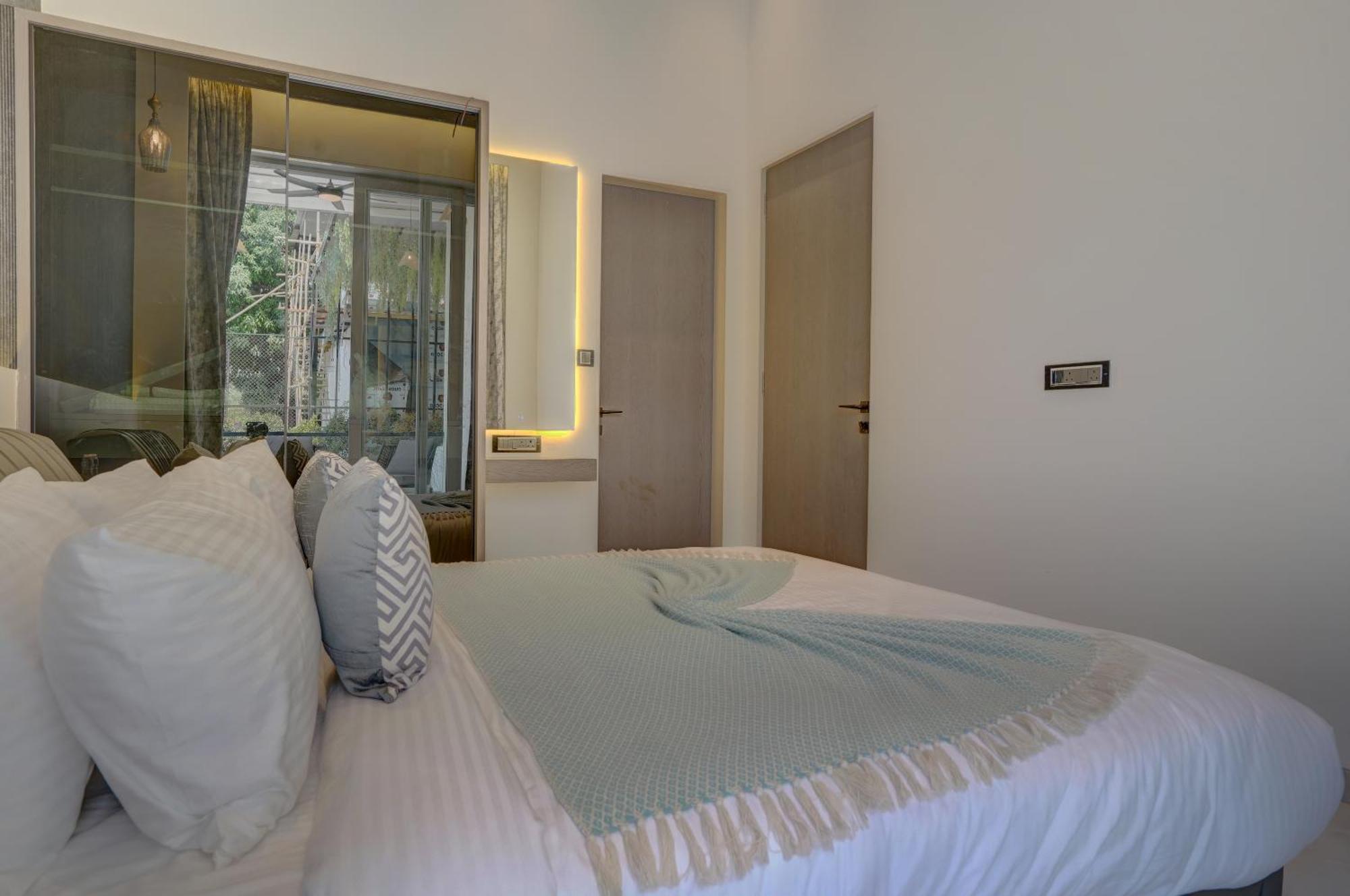 Elivaas Meraki - Luxe 6 Bhk Glass With Private Pool, Balcony, Garden & Gazebo *