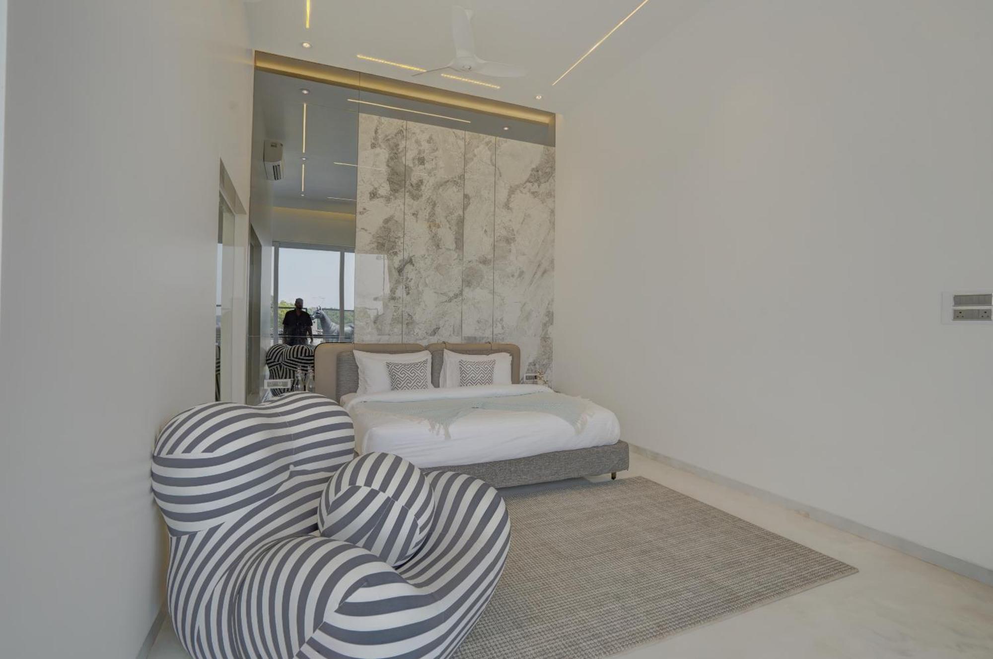 Elivaas Meraki - Luxe 6 Bhk Glass With Private Pool, Balcony, Garden & Gazebo Villa