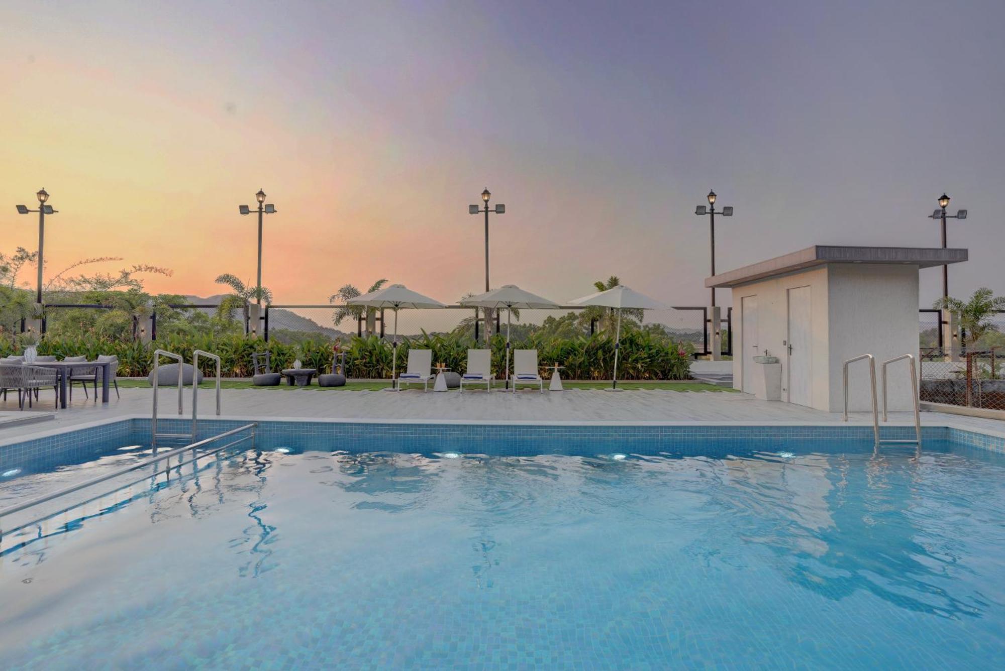 Elivaas Meraki - Luxe 6 Bhk Glass With Private Pool, Balcony, Garden & Gazebo *