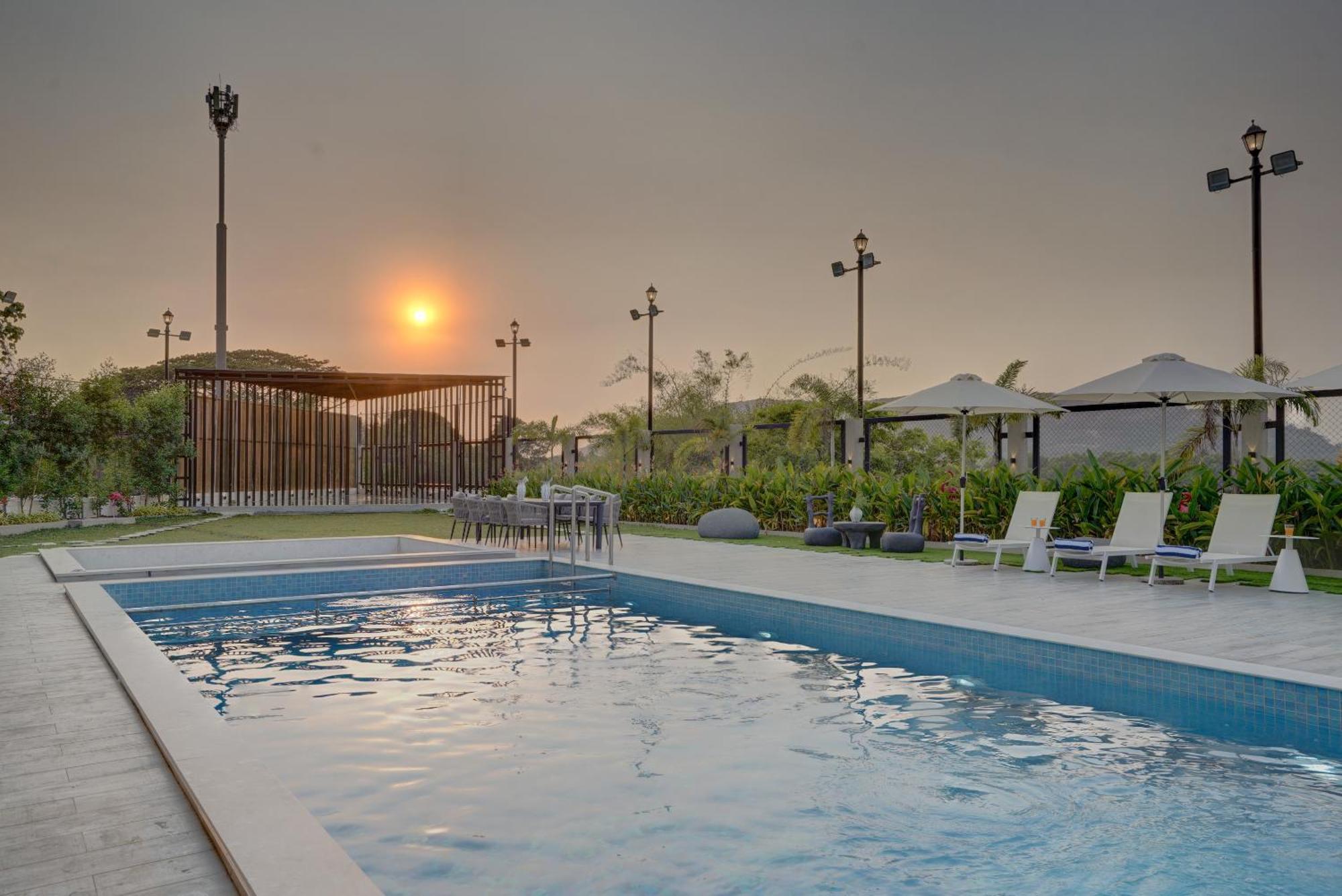 Elivaas Meraki - Luxe 6 Bhk Glass With Private Pool, Balcony, Garden & Gazebo Lonavala