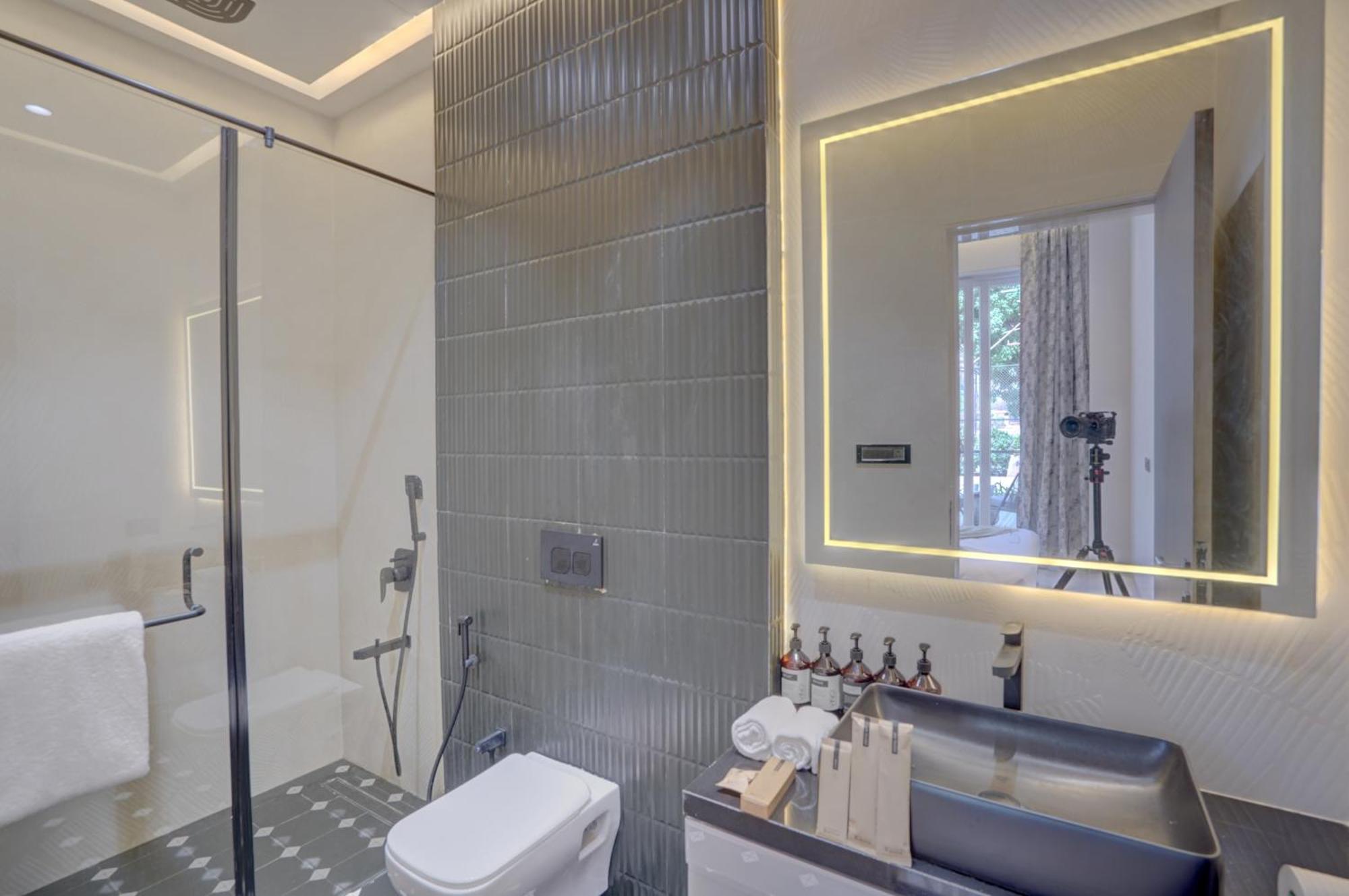 Elivaas Meraki - Luxe 6 Bhk Glass With Private Pool, Balcony, Garden & Gazebo Villa *