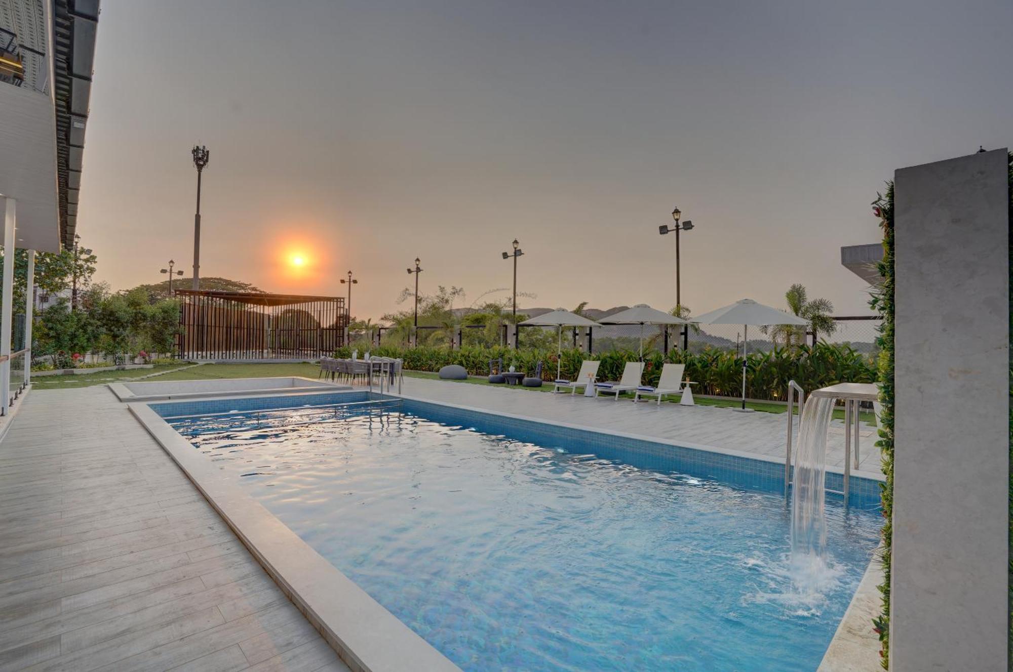 Elivaas Meraki - Luxe 6 Bhk Glass With Private Pool, Balcony, Garden & Gazebo Lonavala