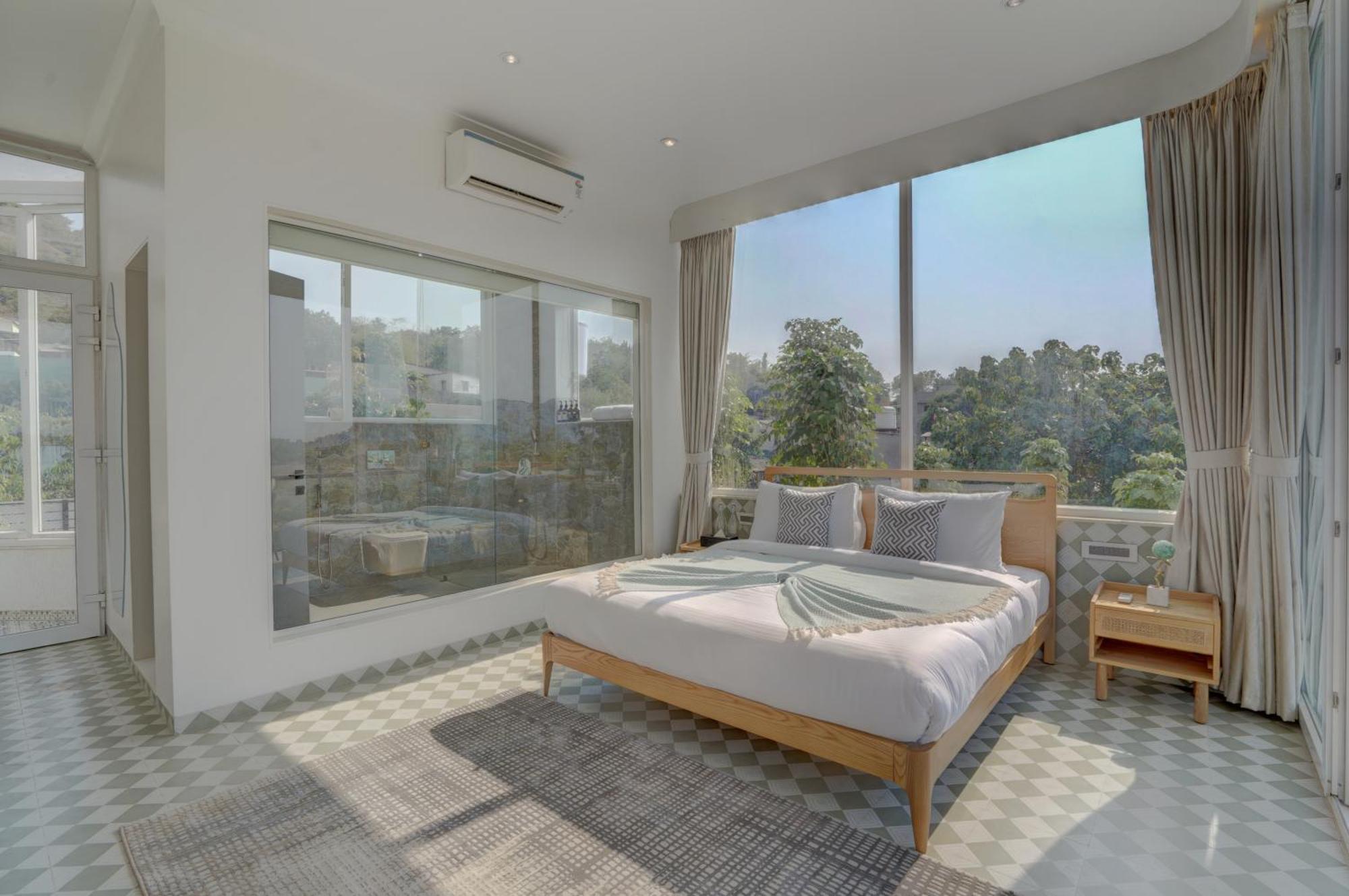 Elivaas Meraki - Luxe 6 Bhk Glass With Private Pool, Balcony, Garden & Gazebo