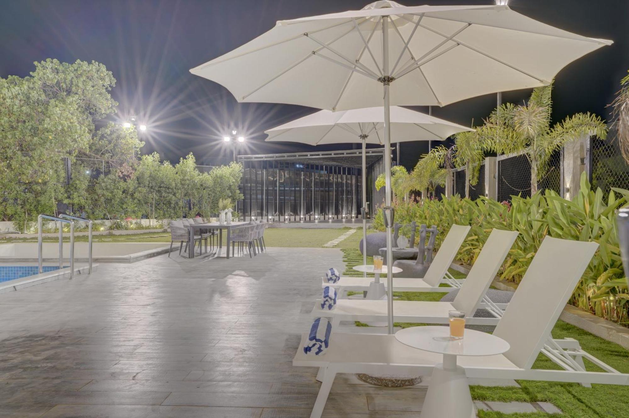 Elivaas Meraki - Luxe 6 Bhk Glass With Private Pool, Balcony, Garden & Gazebo Villa *