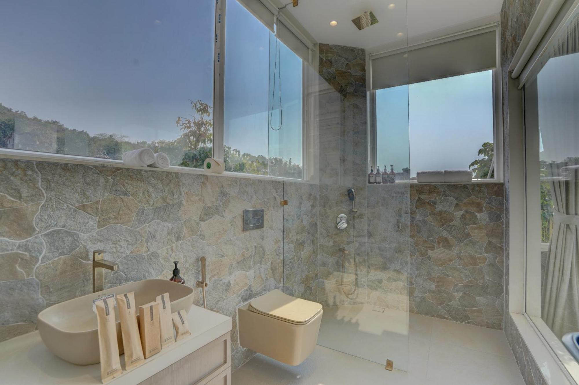 Elivaas Meraki - Luxe 6 Bhk Glass With Private Pool, Balcony, Garden & Gazebo Villa