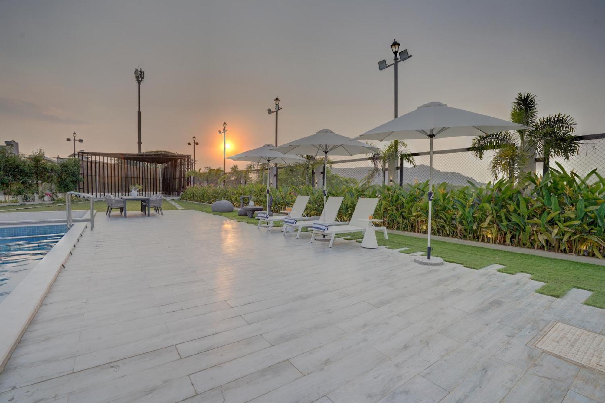 Elivaas Meraki - Luxe 6 Bhk Glass With Private Pool, Balcony, Garden & Gazebo Villa *