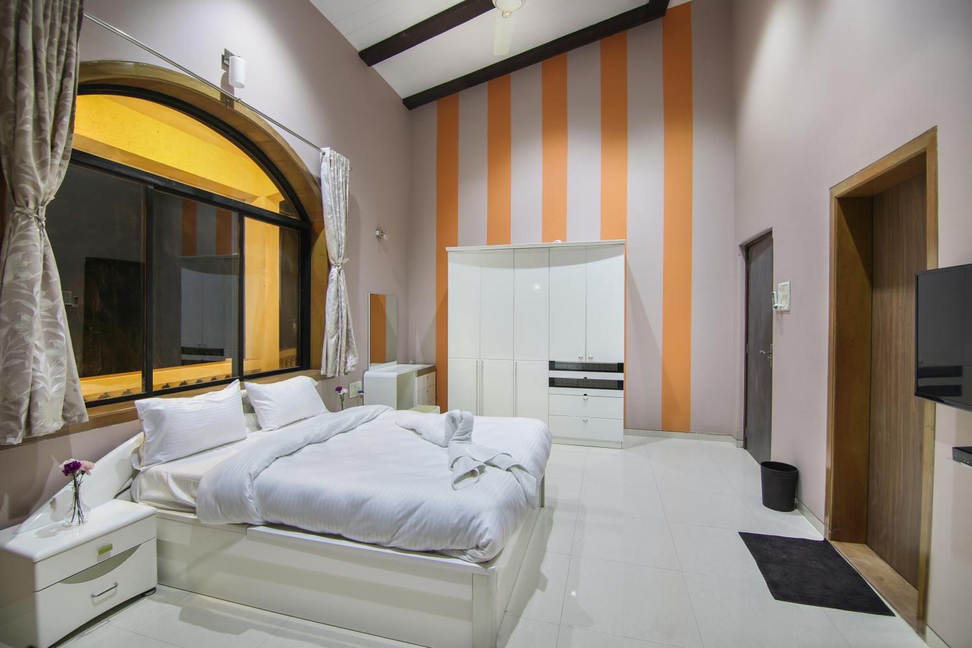 Akbar Spacious 4bhk Grand Pool At Tranqvillas