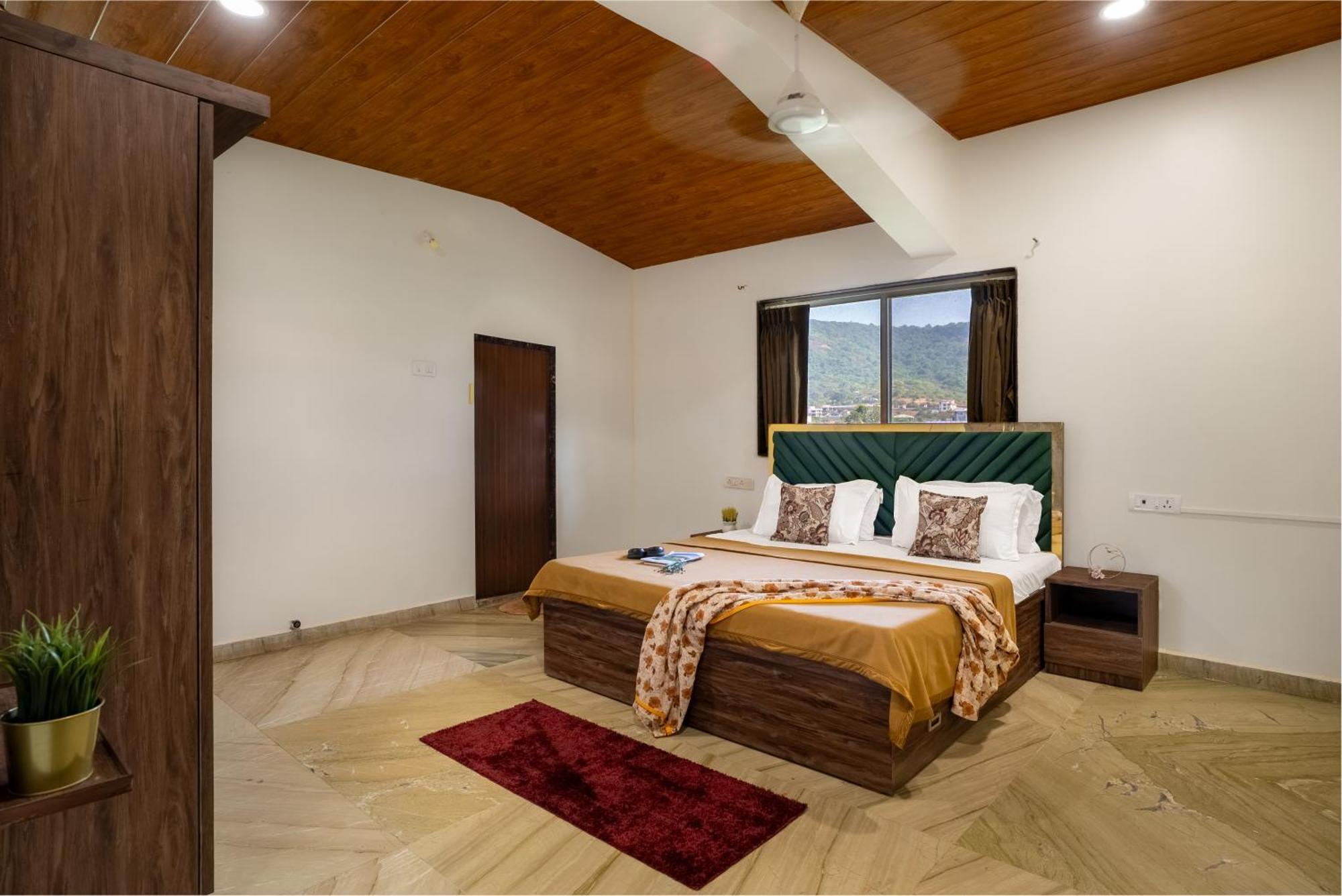 Newly Renovated-farm -6bhk With Pool & Turf Villa