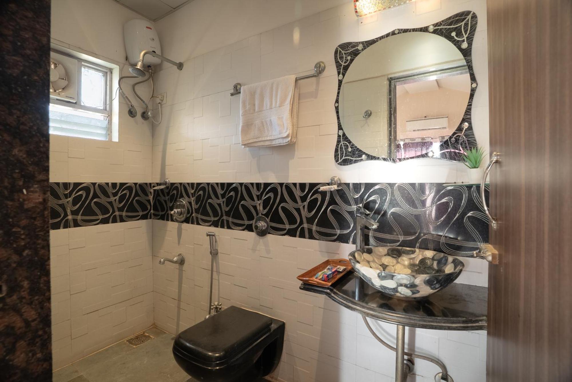 Newly Renovated-farm -6bhk With Pool & Turf