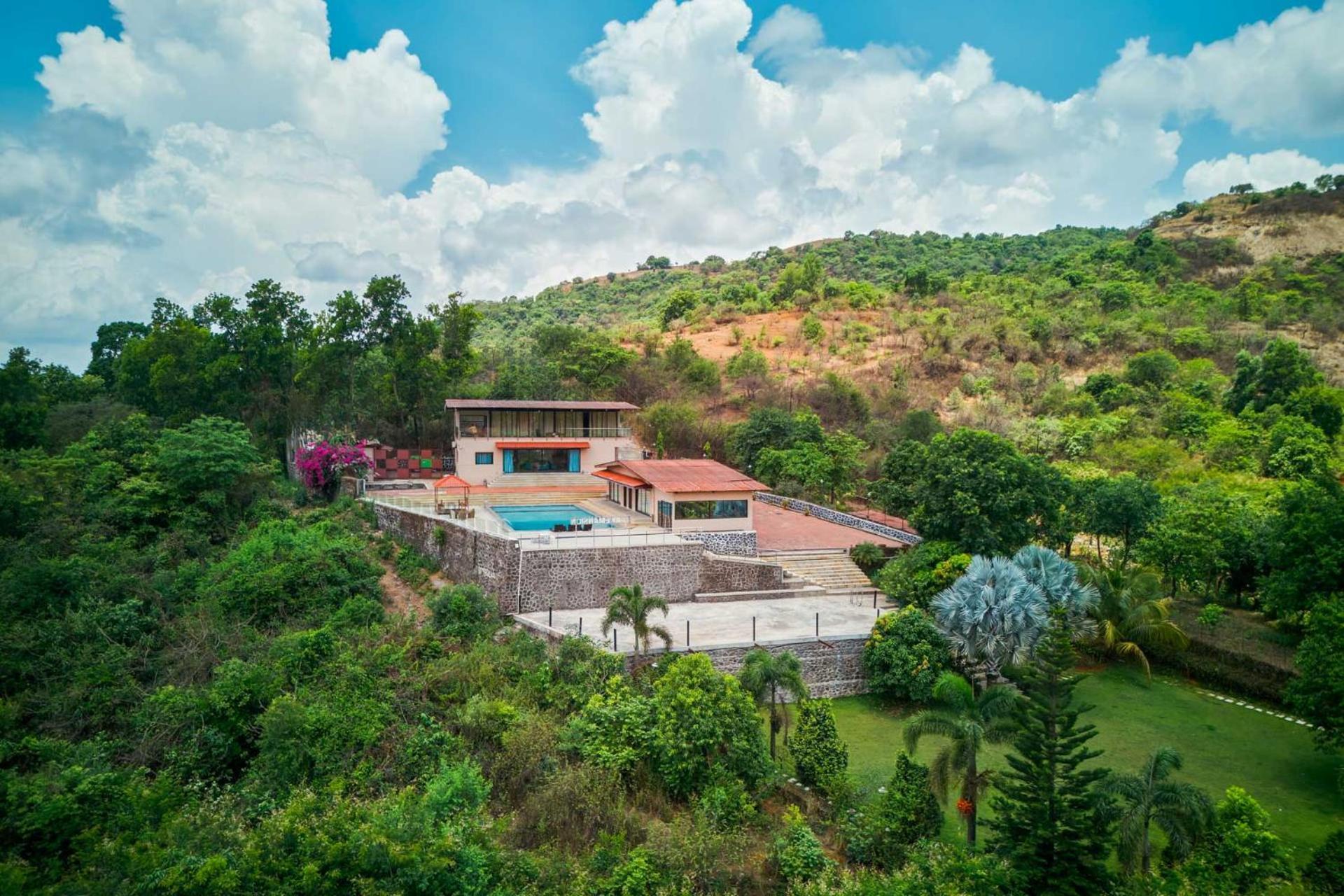 Villa Stayvista's Mansion - Lakeside With Mountain View, Large Pool & Sprawling Lawn *