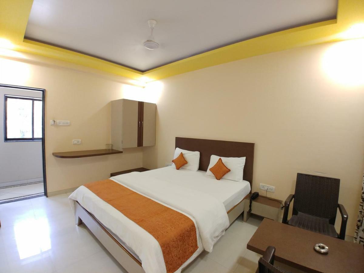Mangal Residency !! 600 Mts From Railway Station !! Couple Friendly !! Hotel 3*